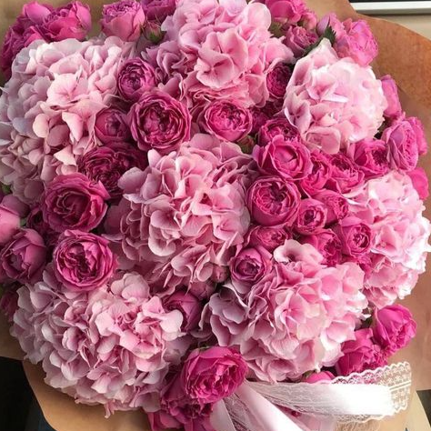 Bouquet di ortensie e roselline polianta