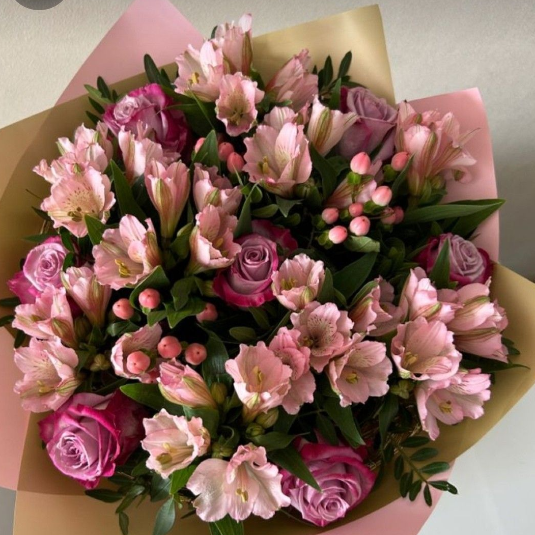 Bouquet di alstromerie e rose con iperico