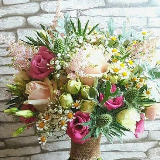 Bouquet di rosa, cardo, lisianthus e verde decorativo