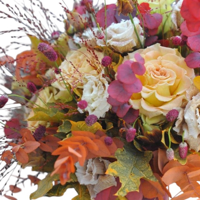 Bouquet di rose e verdi autunnali pastello