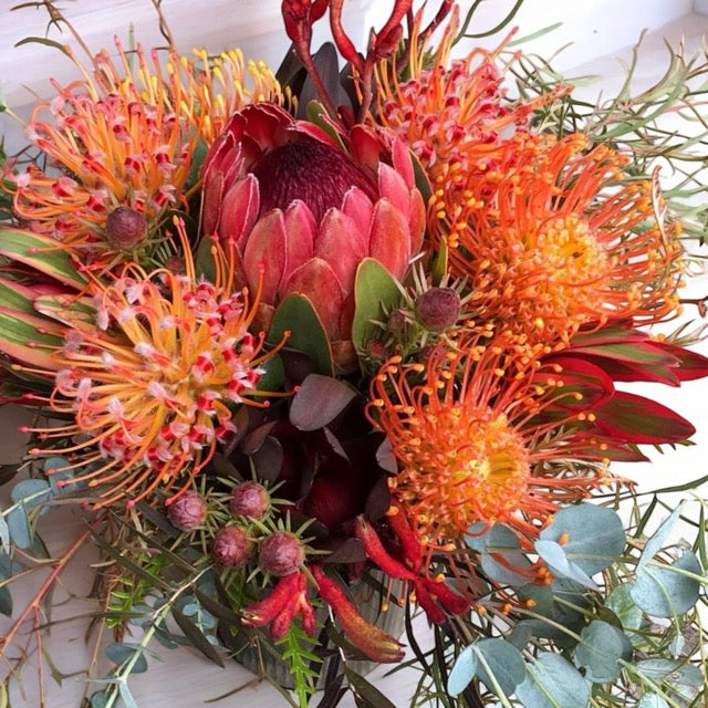 Bouquet autunnale con nutans, protee, leucadendron e verdi decorativi