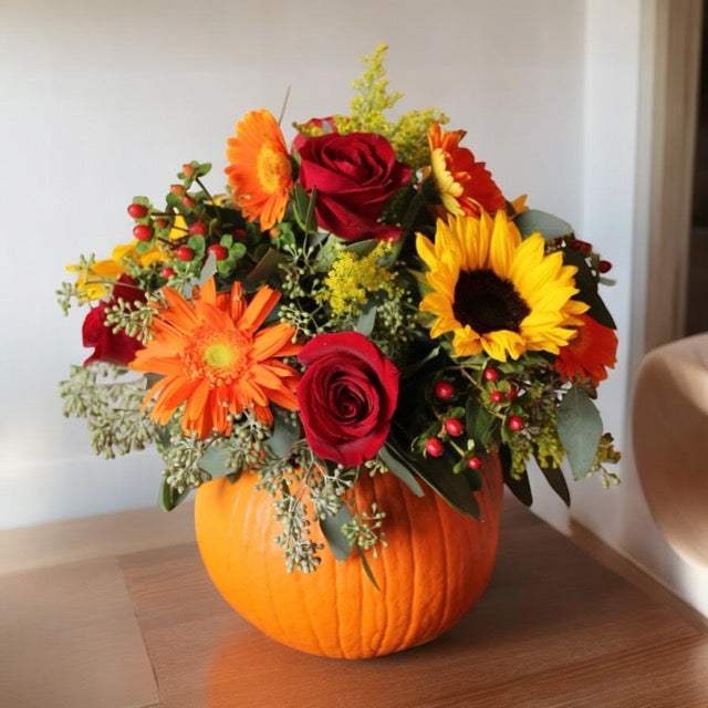 Bouquet di fiori nella zucca autunnale