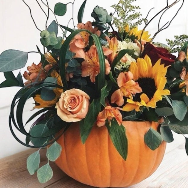 Zucca decorata con fiori autunnali