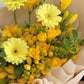 Bouquet con fresie, gerbere piccole e verde decorativo
