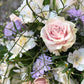 Bouquet di rose, scabiosa e alstroemeria con verde decorativo