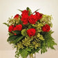 Bouquet di 12 rose rosse con verde decorativo